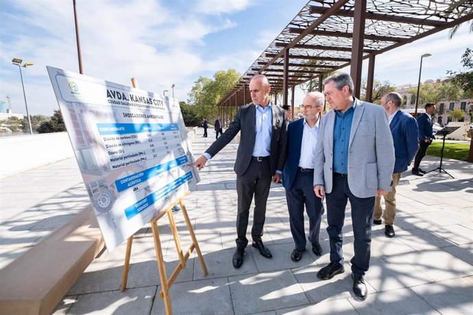 El secretario general del PSOE-A, Juan Espadas (d), en la puesta en servicio del último tramo de la reurbanización del Paseo de Torneo de Sevilla.