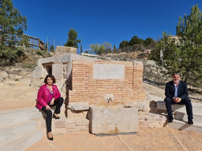 Emma Buj y Juan Carlos Cruzado ante la Fuente del Calvario
