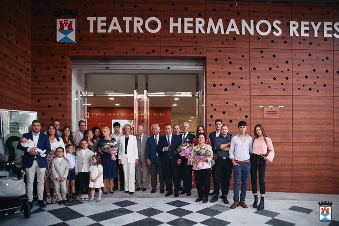 El presidente de la Diputación y la alcaldesa de Castilleja de la Cuesta, en la inauguración del teatro municipal.