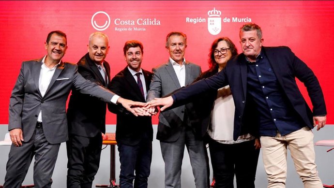 Foto de familia tras la firma del acuedo entre la RFEF y la Región de Murcia para albergar hasta 2027 varios de los principales torneos de fútbol sala