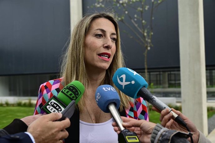 La presidenta del PP de Extremadura, María Guardiola, atiende a los medios en Badajoz