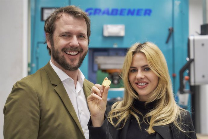 A collaborative innovation Made in Switzerland: Christian Brenner, CEO of philoro Switzerland AG and Sarah Schlagenhauf, ArtDeal AG / Vivents CEO and Founder, have created the Crypto Vreneli in close cooperation and placed it on the market in Switzerlan
