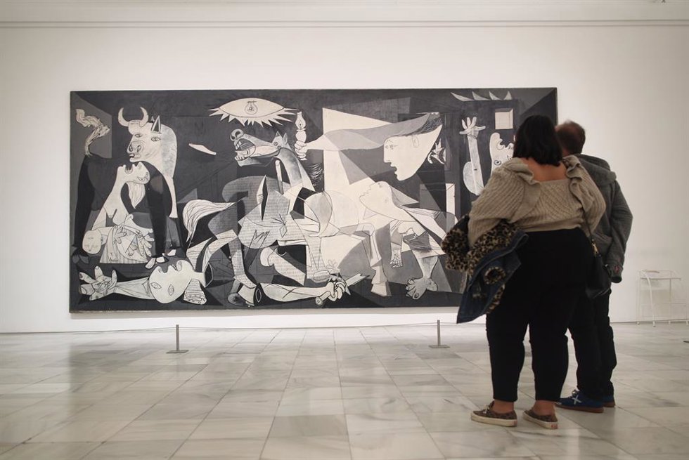Archivo - Dos personas observan el 'Guernica' de Pablo Picasso en una de las salas del Museo Reina Sofía un día antes del término del estado de alarma, en Madrid (España), a 23 de octubre de 2020.
