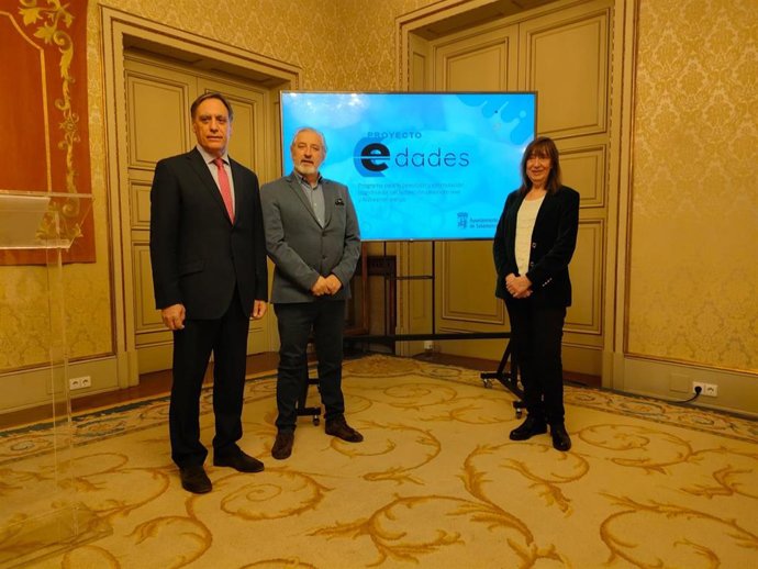 El Alcalde De Salamanca, Carlos García Carbayo, El Responsable Del Programa Edades, Ángel Luis Montejo, Y La Concejal María José Fresnadillo.