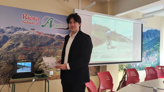 El consejero de Ciencia, Borja Sánchez, que hoy ha presentado un proyecto de tecnología digital en el Angliru.