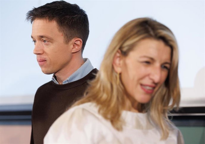 La vicepresidenta segunda del Gobierno y ministra de Trabajo y Economía Social, Yolanda Díaz, y el líder de Más País, Iñigo Errejón, en el Impact Hub Piamonte, a 17 de marzo de 2023, en Madrid (España). 