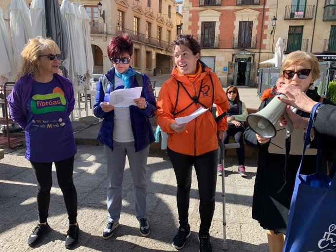Representantes de colectivos realizan un paseo saludable y reivindicativo en Soria.