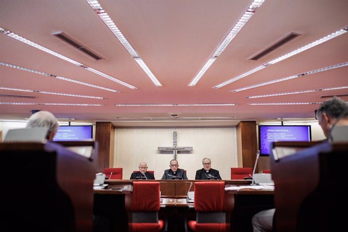 Archivo - Los obispos en una reunión en la sede de la CEE.