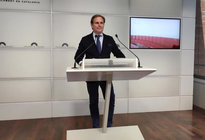 El portavoz de Vox en el Parlament, Joan Garriga, en rueda de prensa en la Cámara catalana