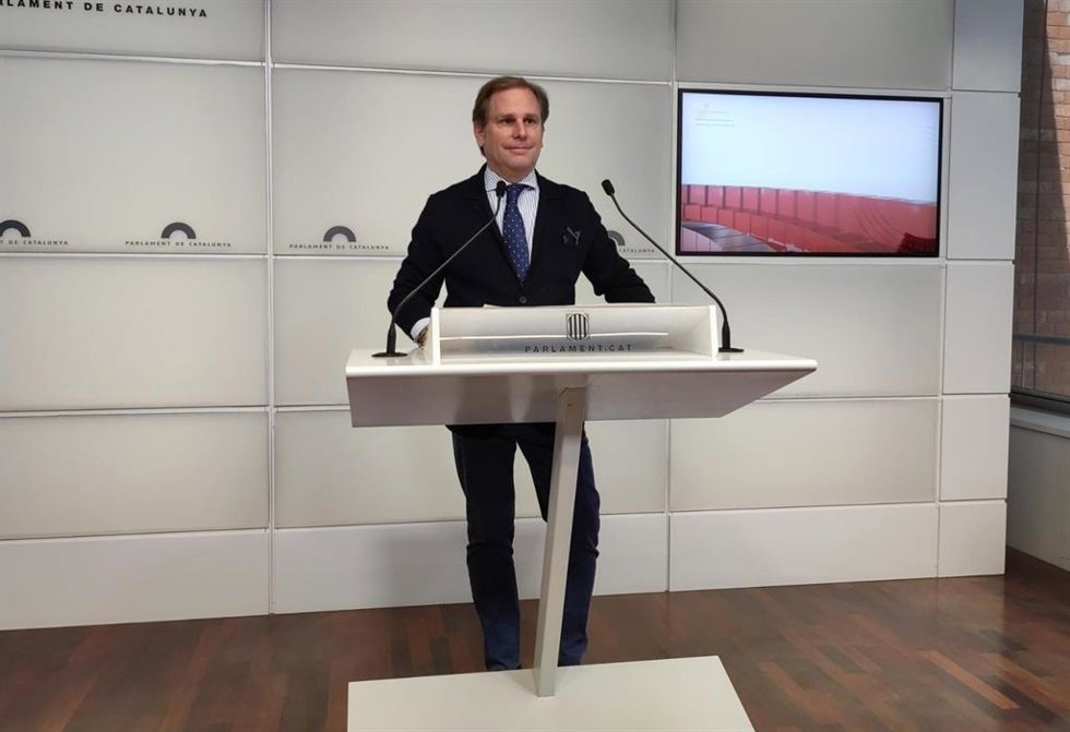 El portavoz de Vox en el Parlament, Joan Garriga, en rueda de prensa en la Cámara catalana