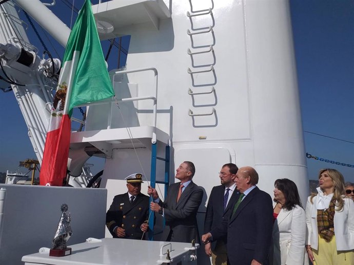 El presidente del Principado de Asturias, Adrián Barbón, asiste, junto al empresario asturmexicano Antonio Suárez,  al izado de la bandera mexicana en el atunero 'María Jesús', en puerto El Musel (Gijón), en el acto de amadrinamiento del barco