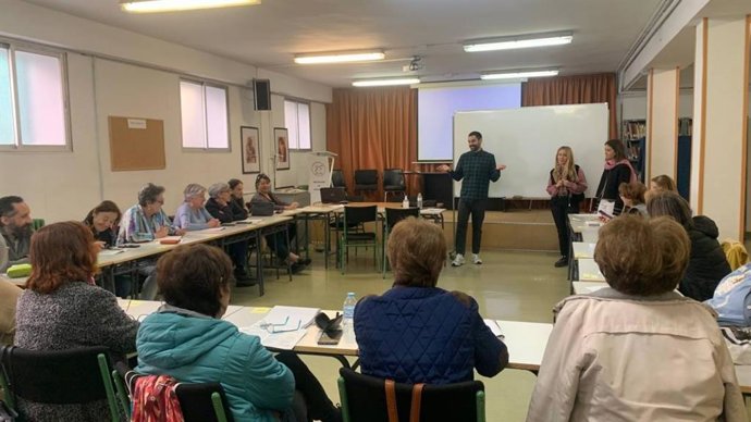 Archivo - Fundación AEB y EmancipaTIC lanzan Me Apptualizo, un programa de capacitación digital para mayores de 60 años