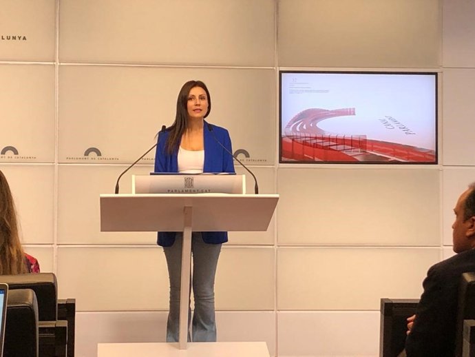 La diputada del PP en el Parlament Lorena Roldán en rueda de prensa en el Parlament.