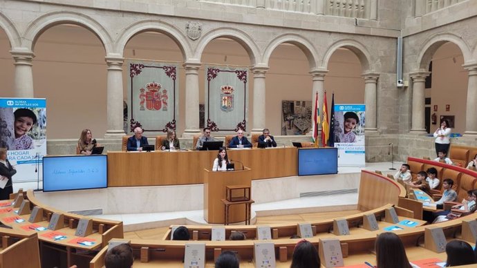 Los escolares de La Rioja se comprometen en el Parlamento autonómico a defender la igualdad