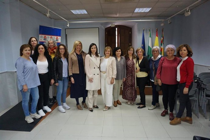 Alarcón y Gálvez con representantes de colectivos de mujeres de Cabra.