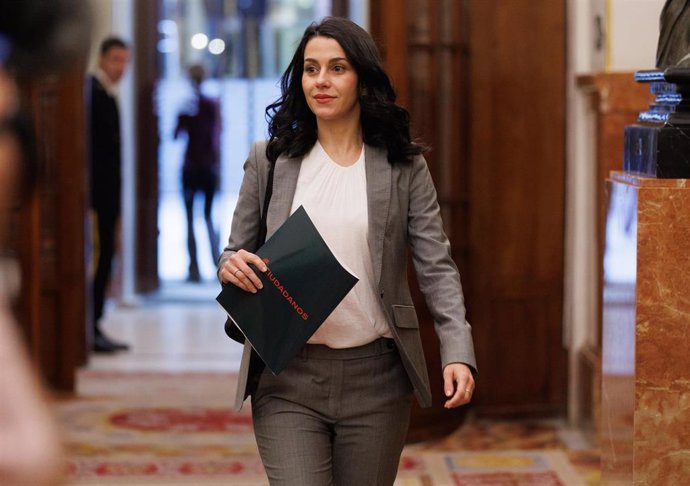 La portavoz de Ciudadanos en el Congreso, Inés Arrimadas, a su llegada a una sesión plenaria en el Congreso de los Diputados, a 30 de marzo de 2023, en Madrid (España). 