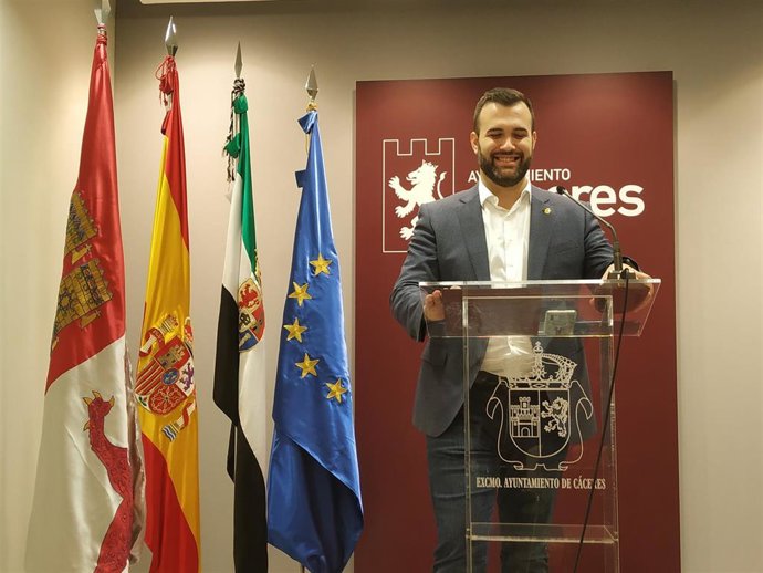 Archivo - El alcalde de Cáceres, Luis Salaya, en una foto de archivo