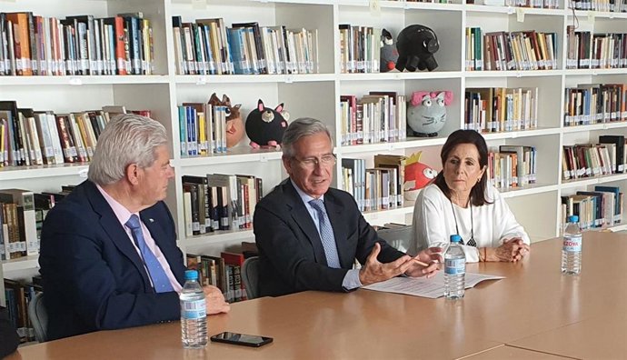 El delegado territorial de Desarrollo Educativo y Formación Profesional de Sevilla, Miguel Ángel Araúz, en el centro de la imagen, ha visitado junto al alcalde de la localidad, Justo Delgado, el IES Itálica.