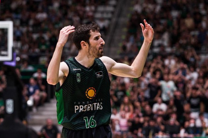 Archivo - Guillem Vives of Club Joventut Badalona gestures during the ACB Liga Endesa Semi Finals Playoff Game 4 match between Club Joventut Badalona and FC Barcelona at Palau Olimpic de Badalona on June 10, 2022 in Badalona, Barcelona, Spain.