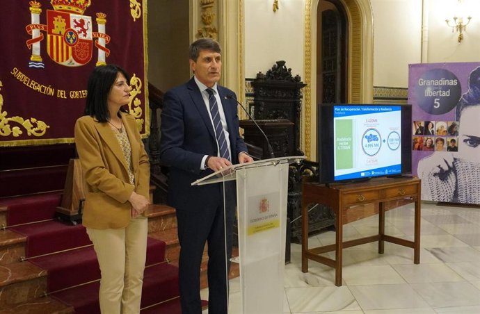 Inmaculada López Calahorro y Pedro Fernández, en la Subdelegación del Gobierno en Granada