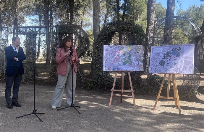 La consejera de Sanidad, Sira Repollés, en un acto, junto al presidente de Aragón, Javier Lambán.