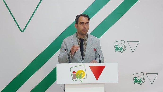 El coordinador de IU Andalucía, Toni Valero, este jueves en rueda de prensa en Málaga.