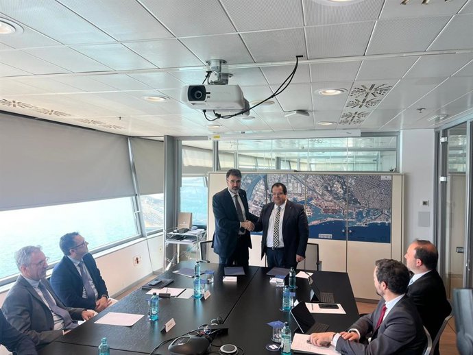 El conseller de Interior de la Generalitat, Joan Ignasi Elena, junto al presidente del puerto, Lluís Salvadó,