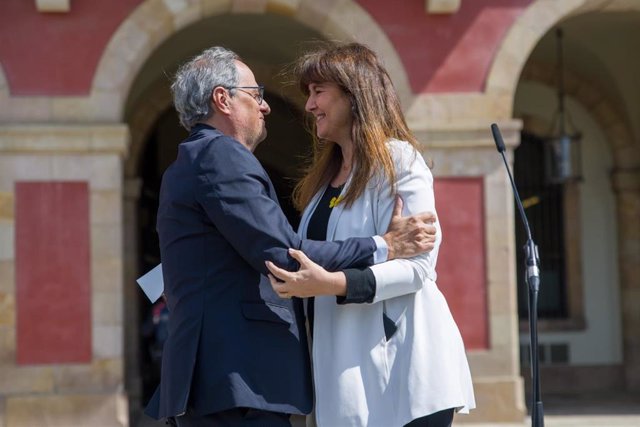 El expresidente de la Generaliat Quim Torra abraza a la president de Junts, Laura Borràs, a las puertas del Parlament