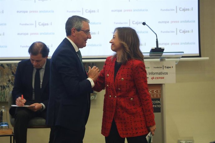 El presidente de la Diputación de Málaga, Francisco Salado, y la delegada del Gobierno de la Junta de Andalucía en Málaga, Patricia Navarro.