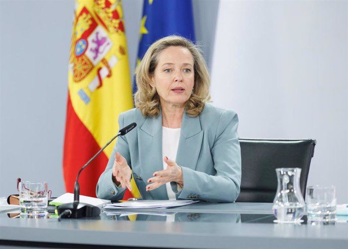 La vicepresidenta primera y ministra de Asuntos Económicos y Transformación Digital, Nadia Calviño, durante una rueda de prensa posterior a la reunión del Consejo de Ministros, en el Palacio de la Moncloa, a 28 de marzo de 2023, en Madrid (España).