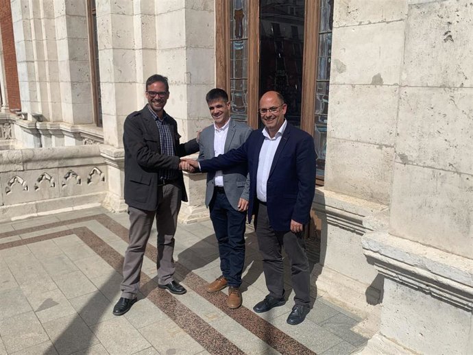 El concejal de Movilidad y Espacio Urbano, Luis Vélez (dcha), junto al nuevo gerente de Auvasa, José Alfonso Gálvez, y su predecesor en el cargo, Álvaro Fernández Heredia.