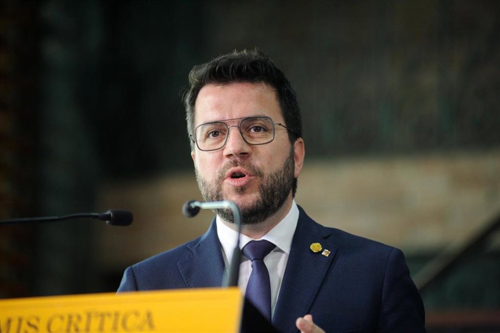 El presidente de la Generalitat, Pere Aragons, interviene durante la entrega de los Premis Crítica Serra d'Or 2023 en el espacio Endesa, a 30 de marzo de 2023, en Barcelona, Cataluña, (España). 