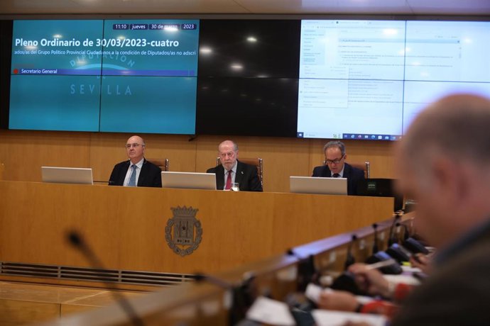 El presidente de la Diputación de Sevilla, Fernando Rodríguez Villalobos (i) al inicio de la sesión plenaria. A 30 de marzo de 2023, en Sevilla (Andalucía, España). La Diputación de Sevilla ha celebrado esta mañana la sesión plenaria de carácter ordinar