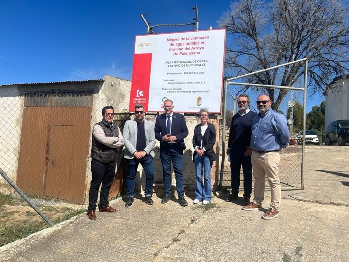 El delegado de Cohesión Territorial de la Diputación de Córdoba, Juan Díaz (centro), en su visita a Palenciana.