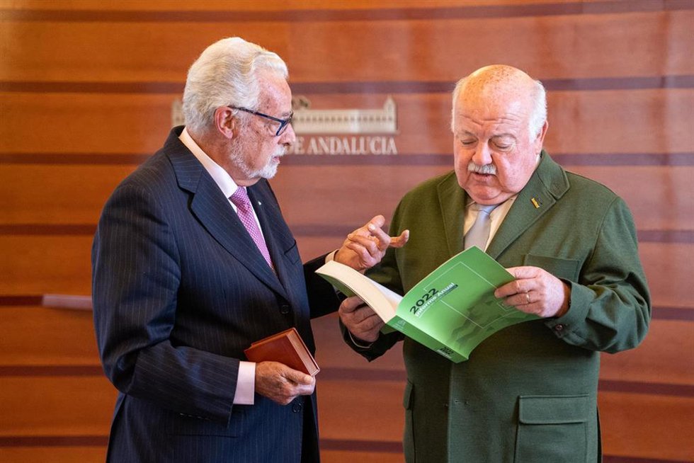 El Defensor del Pueblo Andaluz, Jesús Maeztu, (i) muestra el informe al presidente del Parlamento, Jesús Aguirre,  (d), a 30 de marzo de 2023 en Sevilla, (Andalucía, España).