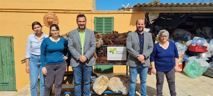 Visita del conseller Miquel Mir (segundo por la derecha) a la iniciativa Wooly Sustainable en Felanitx.