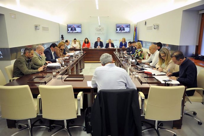 Reunión de la Comisión de Hacienda de la Asamblea de Extremadura