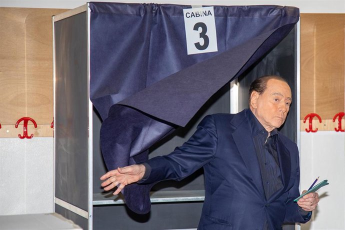 Archivo - El exprimer ministro Silvio Berlusconi participa en las elecciones regionales de febrero