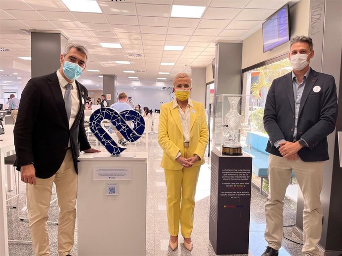 El Alcalde de Benalmádena, Víctor Navas, junto a Mercedes Mengíbar y Jose Antonio Ródenas