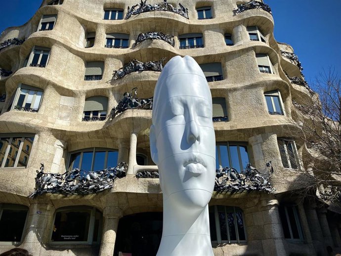 Una pieza de Jaume Plensa de la exposición 'Jaume Plensa. Poesía del silenci' ante la fachada de La Pedrera, en Barcelona