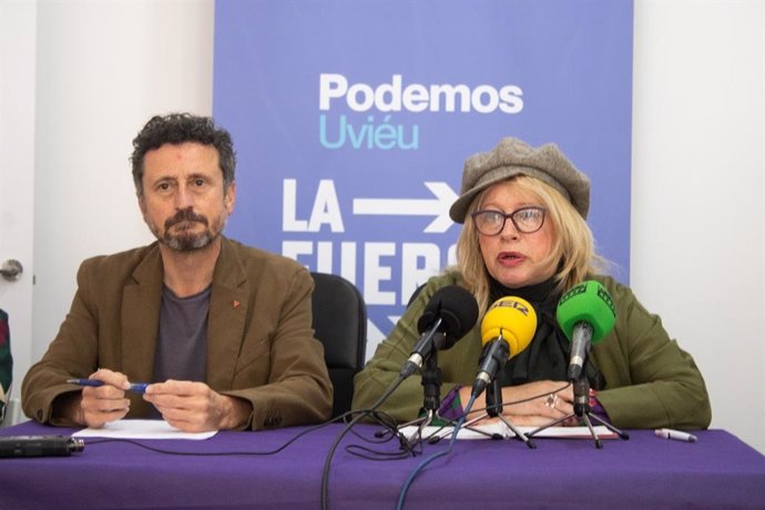La candidata de Podemos Oviedo al Ayuntamiento, Belén Suárez Prieto, y el número dos de la candidatura, Ignacio Loy, en rueda de prensa.