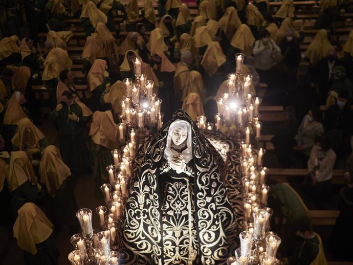 Archivo - Imagen de la Dolorosa en la procesión del Santo Entierro en 2022.
