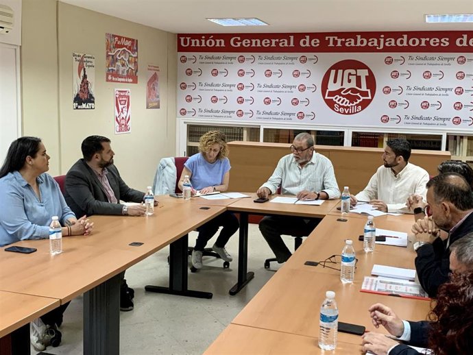 La candidata a la Alcaldía de Sevilla por Podemos-IU, Susana Hornillo, y el número dos de la confluencia, Ismael Sánchez, han mantenido este jueves una reunión con el secretario general de UGT Sevilla, Juan Bautista Ginés.