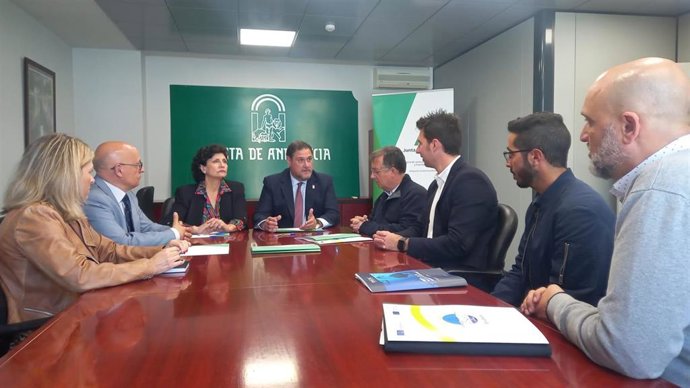 Reunión para facilitar prácticas de alumnos de FP en el IML de Almería.