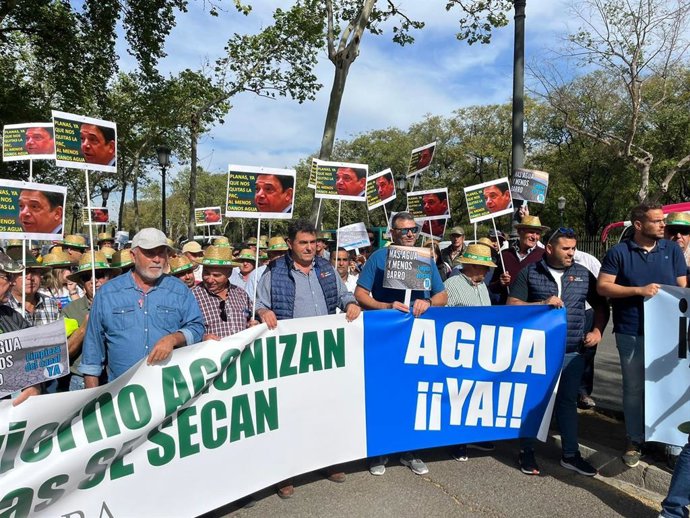 Regantes cordobeses concentrados ante la sede de la CHG en Sevilla.
