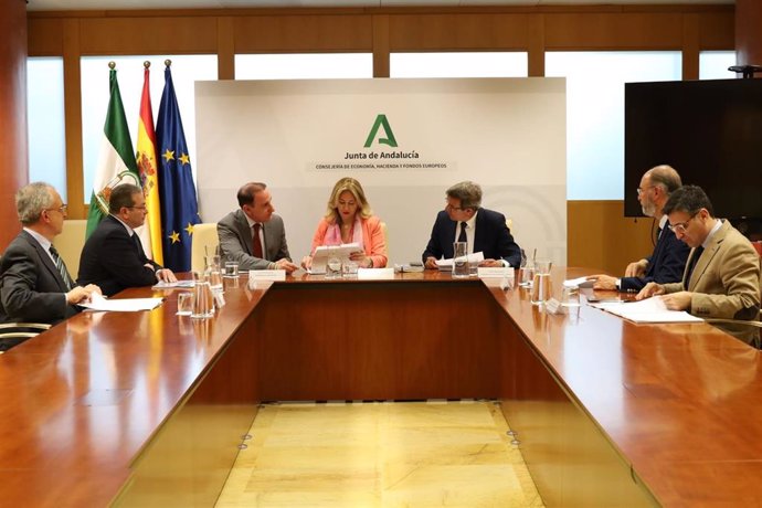 La consejera de Economía, Hacienda y Fondos Europeos, Carolina España, y el consejero de Política Industrial y Energía, Jorge Paradela, reunidos con el presidente de Garántia SGR, Javier González de Lara, y el director general de la entidad, Antonio Veg