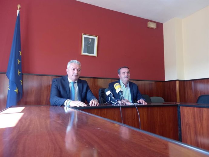 El delegado de Programas Europeos y Administración Electrónica de la Diputación de Córdoba, Víctor Montoro (izda.), en su visita a Albendín.
