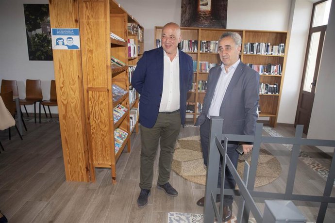 El presidente de la Diputación de Córdoba, Antonio Ruiz (izda.), en su visita a La Granjuela.