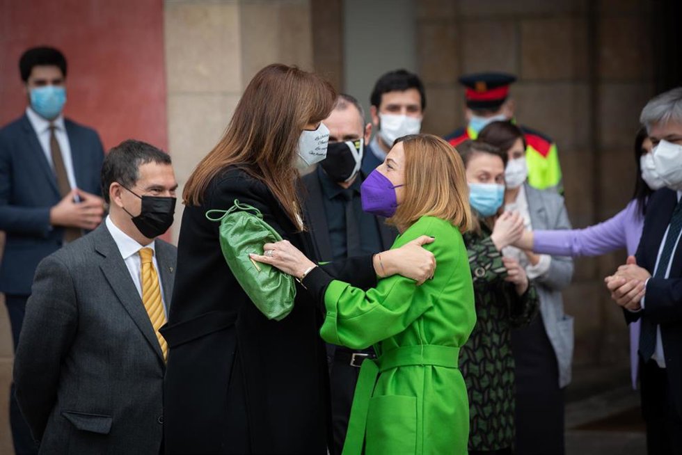 Archivo - La candidata de Junts, Laura Borrs (i); abraza a la expresidenta del Parlament Carme Forcadell, a su llegada al Auditorio del Parlament de Catalunya, el día de la constitución del órgano en la XIII legislatura, en Barcelona, Catalunya, (Españ