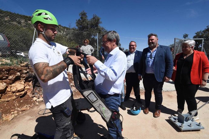 El presidente de la Diputación de Granada, José Entrena, en el centro en la imagen, en la tirolina más larga de Andalucía